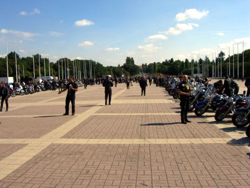 Der Vorplatz vom Olympiastadion
