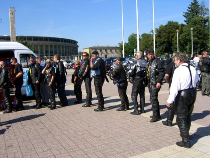 Anstehen f�r Wasser vor dem Olaympiastadion
