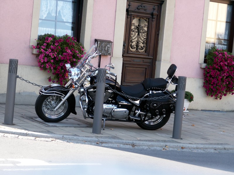 Unser Motorrad bei Echternachs vor der Tr !
