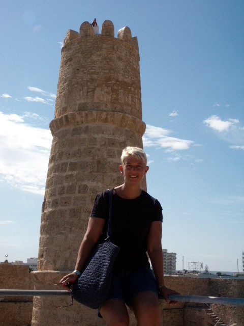 Susann
Hinter mir sieht man den hchsten Ausichtspunkt der Festung.
Von dort hat man einen tollen Blick auf Monastir und das Meer!

